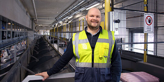 Thorsten Seiler in der Gepäckförderanlage