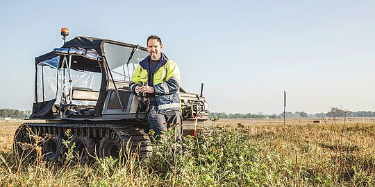 Jürgen von Ramin auf einem Kettenfahrzeug