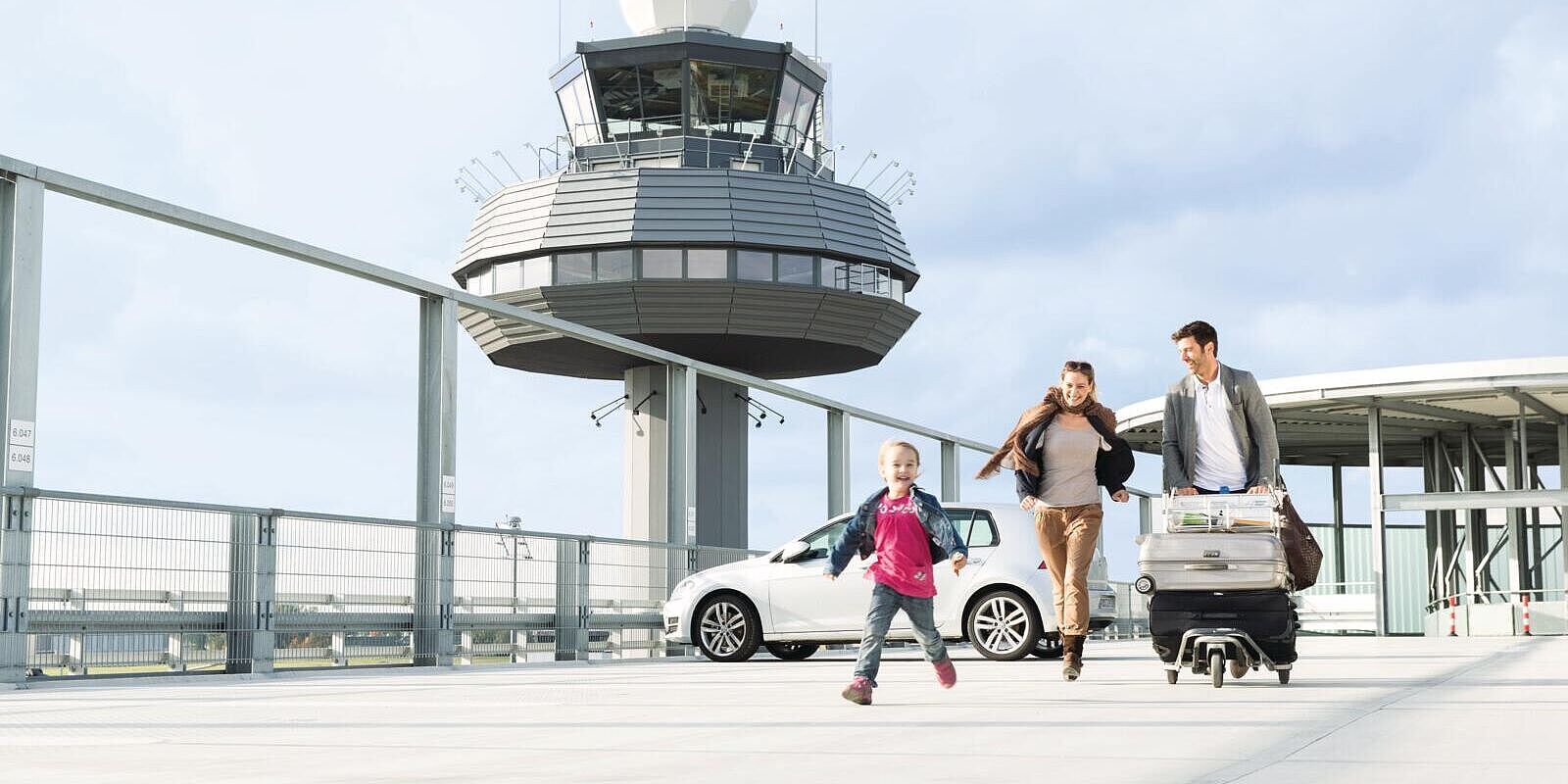 Eine Familie läuft über das Parkdeck