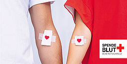 DRK Blutspendentag Aktionsbild: Detailaufnahme von zwei Armen mit Pflaster und DRK Logo