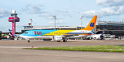 Sommerferienstart am HAJ. TUIfly-Maschine auf dem Vorfeld.