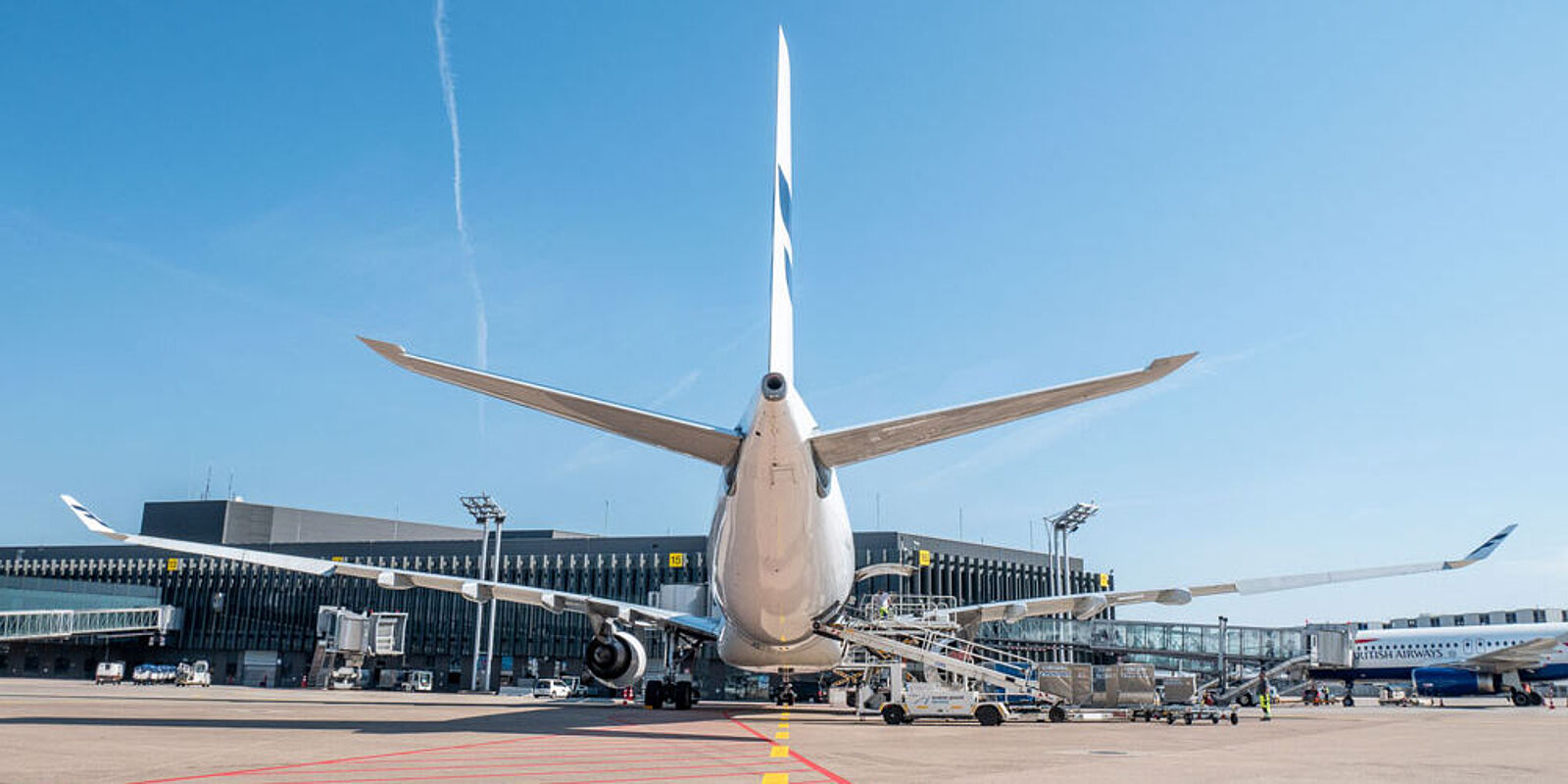 Ein Flugzeug auf dem Vorfeld