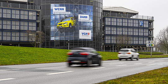 Außenansicht vom Parkhaus 3 mit Riesenposter