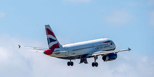 Eine Maschine der British Airways in der Luft